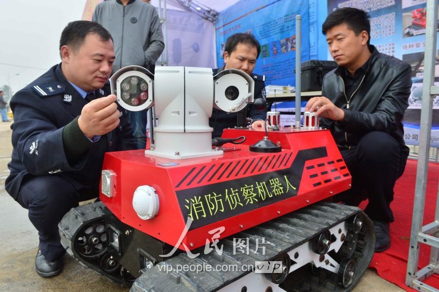 北京凌天攜消防滅火機器人、偵查機器人助力人全國?；窇本仍?/></a></dt>
                    <dd class=