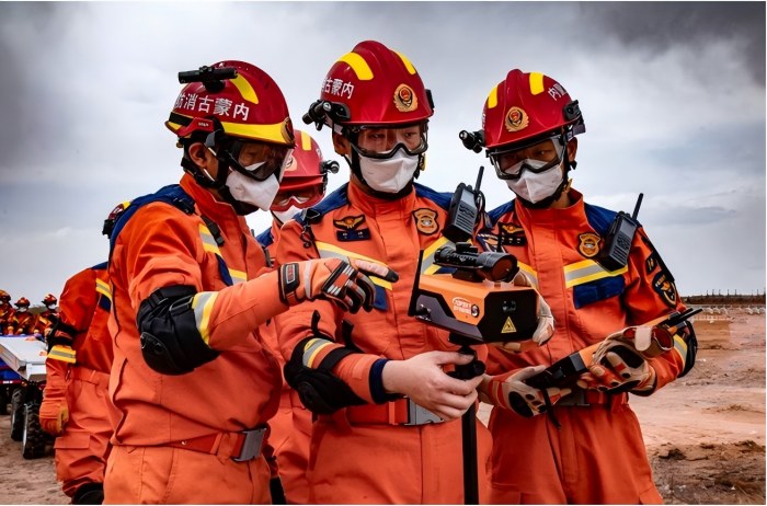 1757043430201363.jpg 內蒙古消防開展“北疆藍光·2025”全區消防救援隊伍地震災害救援實戰拉動演練.jpg